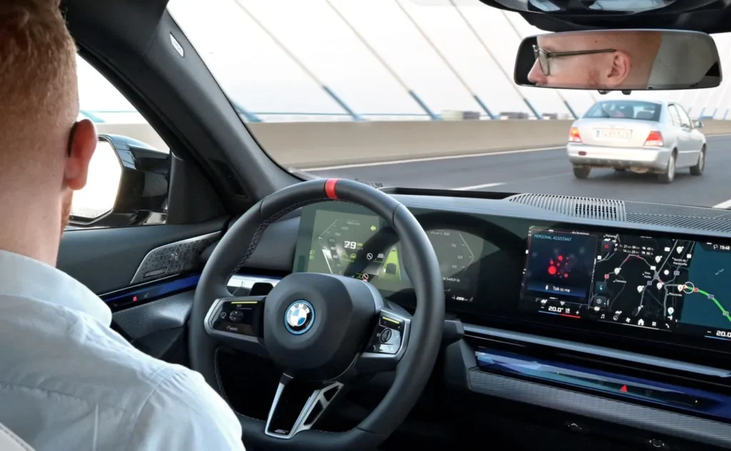 Conducteur dans une BMW