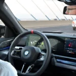 Conducteur dans une BMW