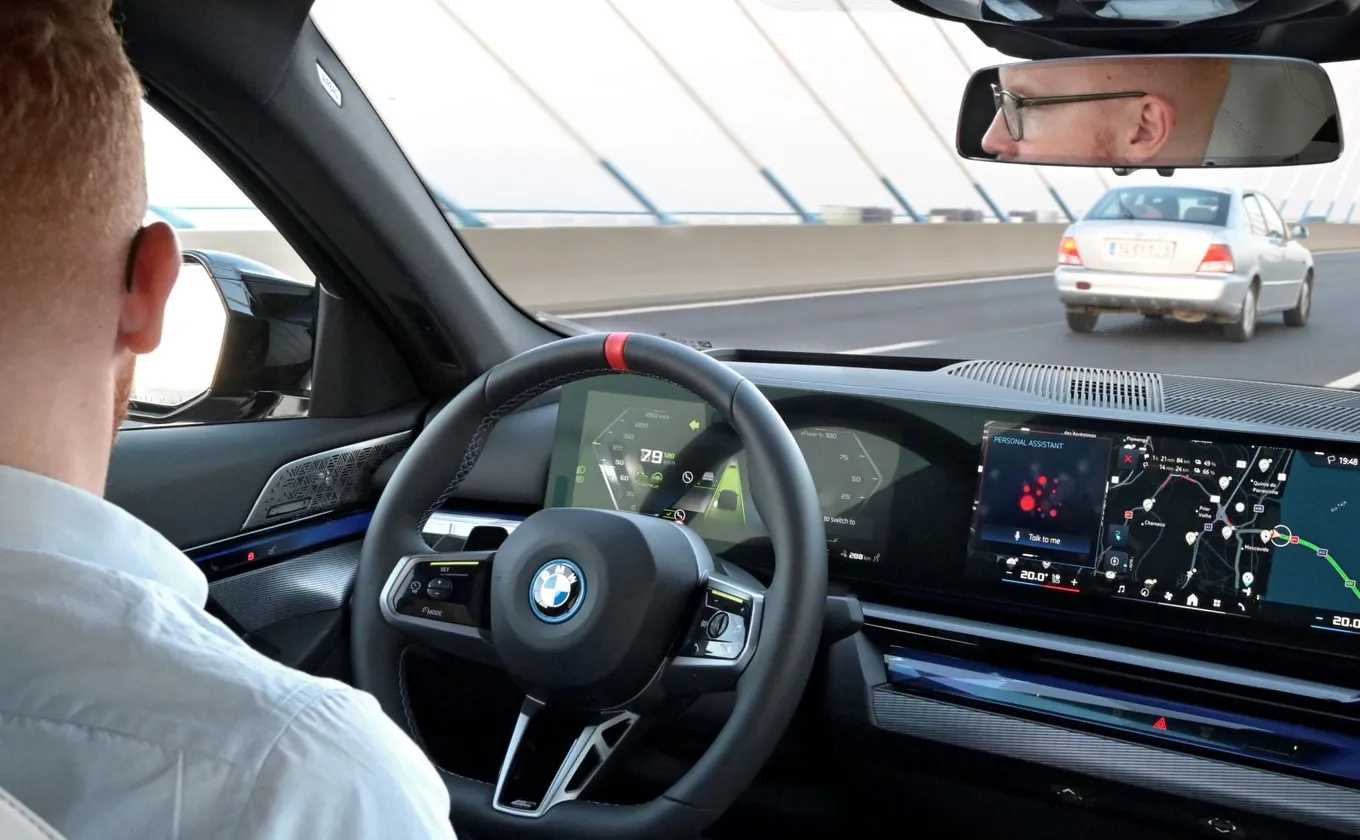 Conducteur dans une BMW