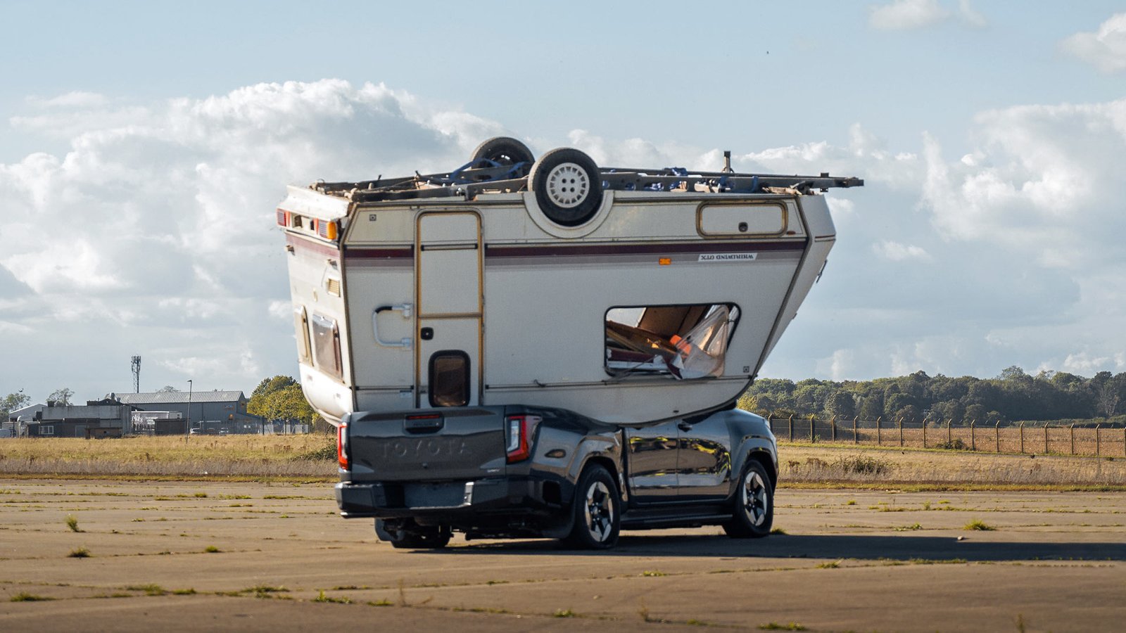 Crash-Toyota-Hilux-Caravan