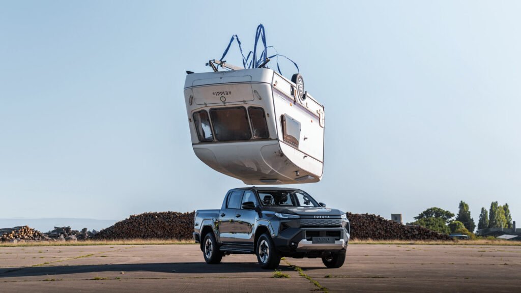 Toyota-Hilux-Caravan